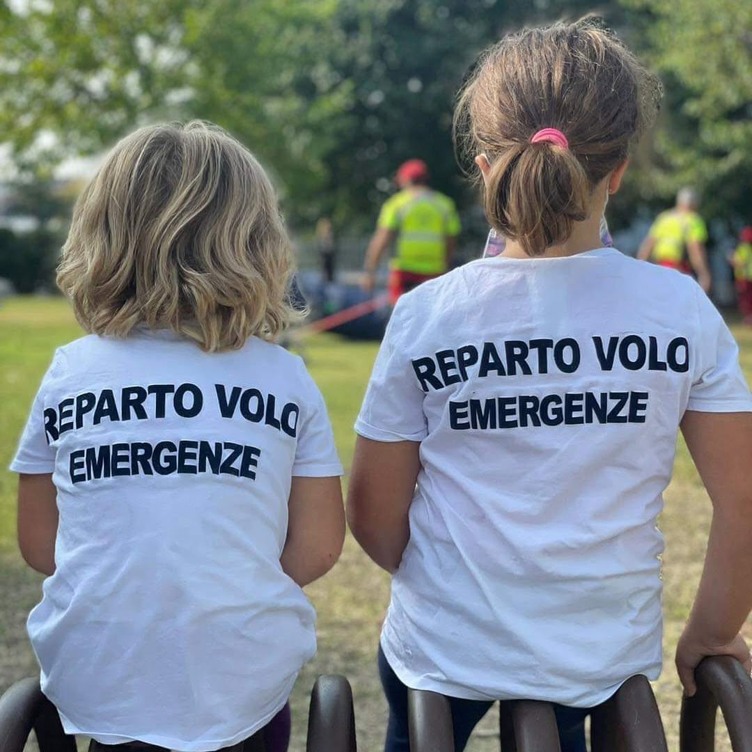 Le giovani mascotte del Reparto Volo Emergenze durante un'attività associativa
