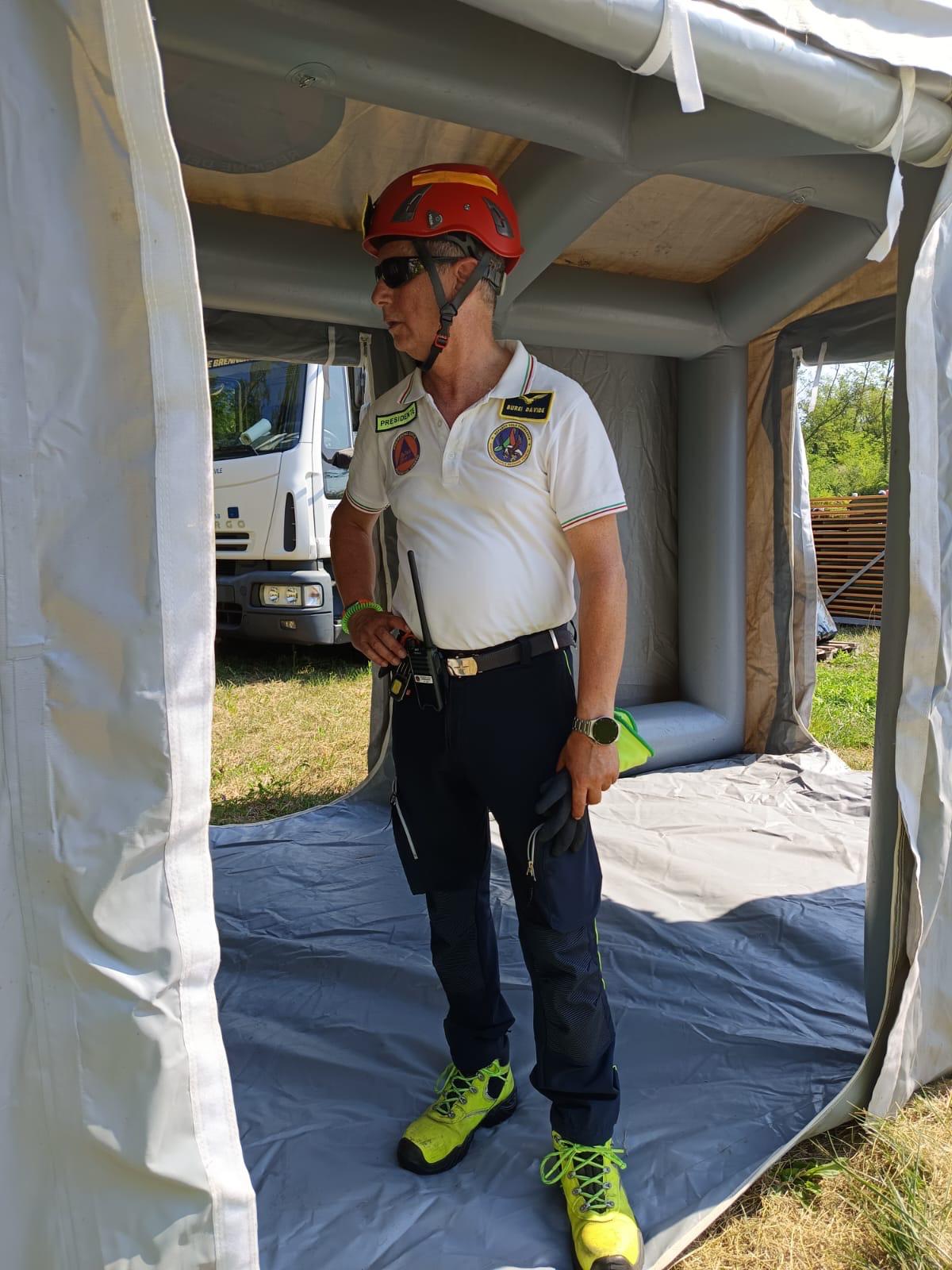 Davide Burei all'interno di una struttura campale RVE