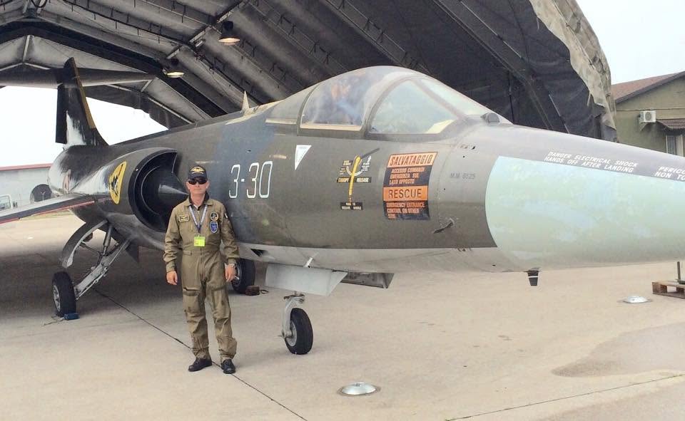 Davide Burei accanto a un velivolo militare